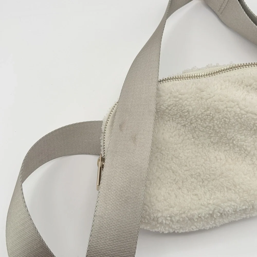 Lululemon Everywhere Belt Bag‎ Fleece White Opal/Gold Sherpa